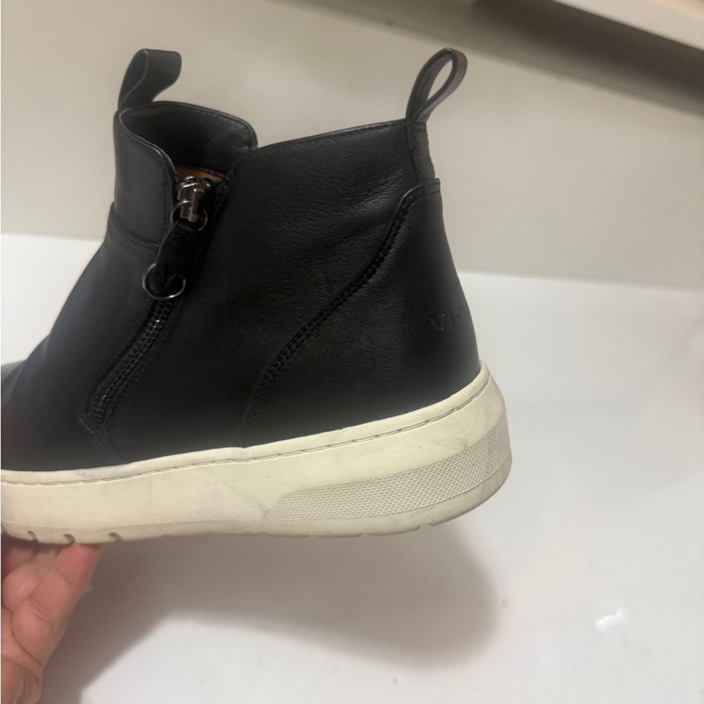 Leather ankle boot sneaker, Vionic
Brinkley Black Leather High-Top Sneakers - Picture 5 of 16